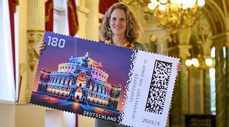 Die Semperoper ist Motiv einer neuen Sonderbriefmarke der Deutschen Post.  / Foto: Robert Michael/dpa