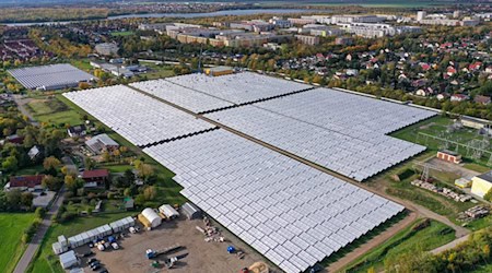 13,200 collectors on an area of 65,208 square meters are to provide climate-neutral district heating in Leipzig. / Photo: Jan Woitas/dpa 13,200 collectors on an area of 65,208 square meters are to provide climate-neutral district heating in Leipzig. / Photo: Jan Woitas/dpa