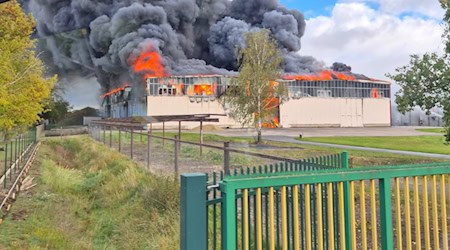 Feuer in einer Lagerhalle bei Gröditz. Foto: Feuerwehr Gröditz