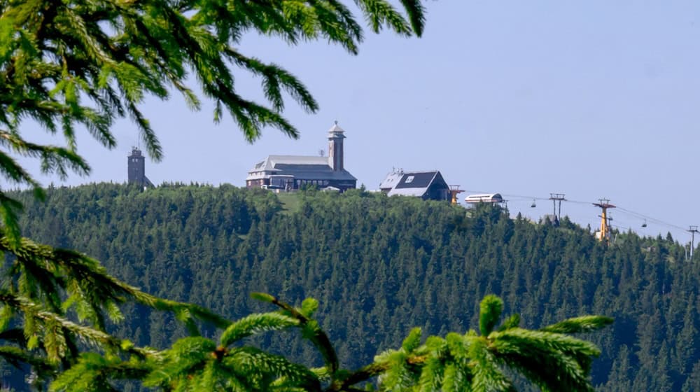 Blick auf den Fichtelberg. In Sachsen erwartet der Deutsche Wetterdienst auch heute noch vereinzelte Sturmböen. (Archivbild). / Foto: Hendrik Schmidt/dpa