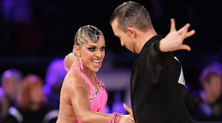 Das Starterpaar Albena Daskalova und Vinzenz Dörlitz aus Deutschland erreichte Rang Sechs im Finale der WM im Latein-Tanz auf der Leipziger Messe. / Foto: Sebastian Willnow/dpa