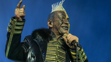 Till Lindemann spěwa k zazběhej soloweje turneje před něhdźe 10.000 ludźimi w Lipsku. / Foto: Jan Woitas/dpa Till Lindemann spěwa k zazběhej soloweje turneje před něhdźe 10.000 ludźimi w Lipsku. / Foto: Jan Woitas/dpa