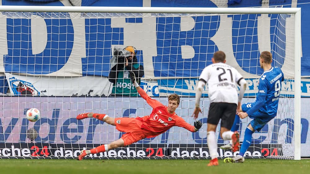 Maximilian Breunig (r) trjechi k 1:0 rozsudnemu za Magdeburg / Foto: Andreas Gora/dpa