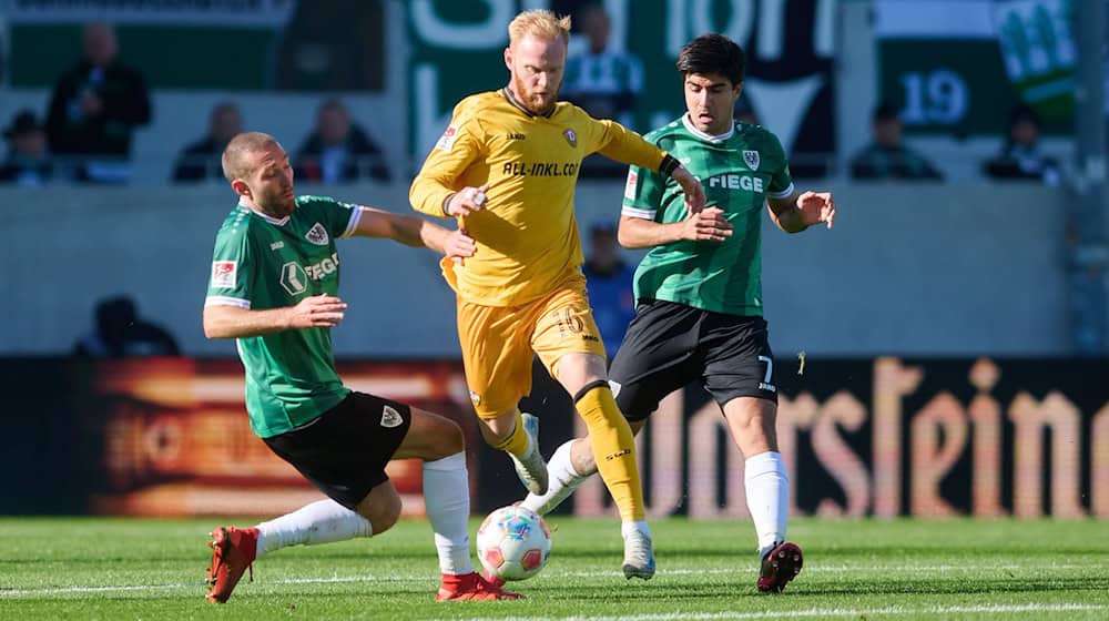 Preußen Münster (green) and Dynamo Dresden (yellow) had an open exchange of blows. / Photo: Bernd Thissen/dpa