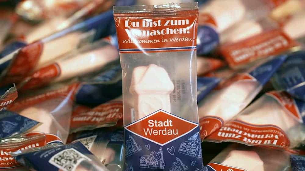 A foam sugar souvenir from Werdau makes people laugh: not everyone sees the town's historic clock in the pink piece / Photo: Mike Müller/dpa