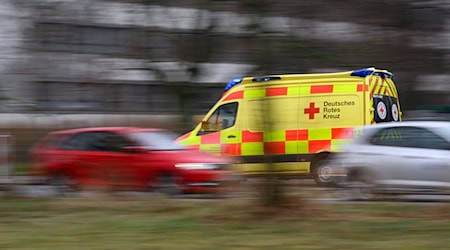 Rettungskräfte bringen alle Verletzten in eine Klinik. (Symbolbild) / Foto: Robert Michael/dpa