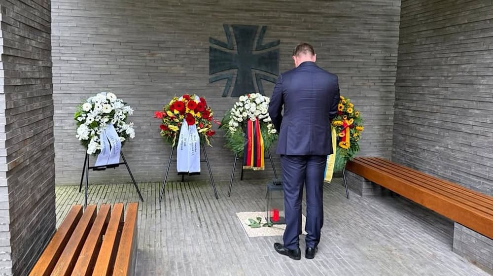Sachsens Landtagspräsident legt eine weiße Rose für gefallene Bundeswehr-Soldaten nieder. Foto: SLT/Bundeswehr