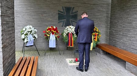 Sachsens Landtagspräsident legt eine weiße Rose für gefallene Bundeswehr-Soldaten nieder. Foto: SLT/Bundeswehr