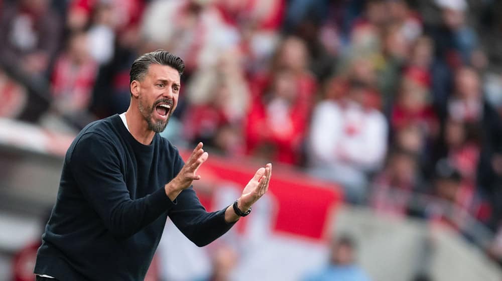 Augsburgski trenar Sandro Wagner bu w tutej sezonje hižo trójce warnowany. (Archivfoto) / Foto: Marius Becker/dpa