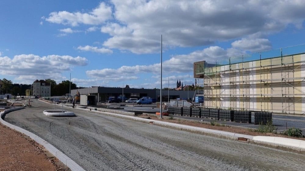 Auf der Erschließungsstraße zum künftigen Nahversorgungszentrum wurde in Vorbereitung auf den Asphalteinbau die Schottertragschicht aufgetragen und verdichtet. Foto: Stadt Meißen