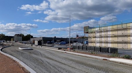 Auf der Erschließungsstraße zum künftigen Nahversorgungszentrum wurde in Vorbereitung auf den Asphalteinbau die Schottertragschicht aufgetragen und verdichtet. Foto: Stadt Meißen