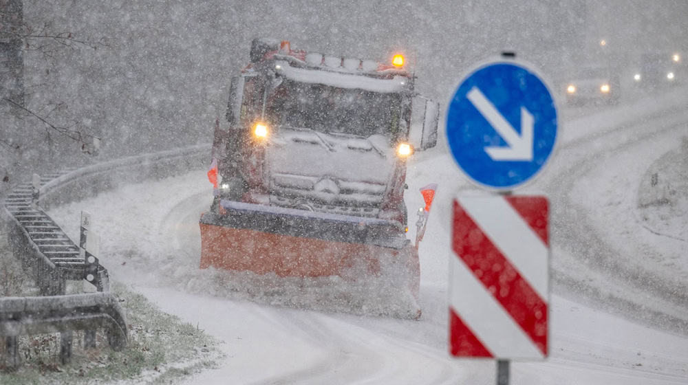 Der Winterdienst im Erzgebirge rüstet sich für die anstehende Saison. (Archivfoto) / Foto: Hendrik Schmidt/dpa