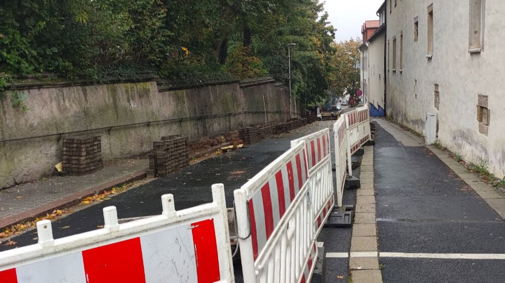 Ferienzeit ist Bauzeit: In der Zscheilaer Straße vor der Freien Werkschule haben die Meißener Stadtwerke mit ersten Vorleistungen für ein großes Gemeinschaftsvorhaben begonnen. Foto: Stadt Meißen