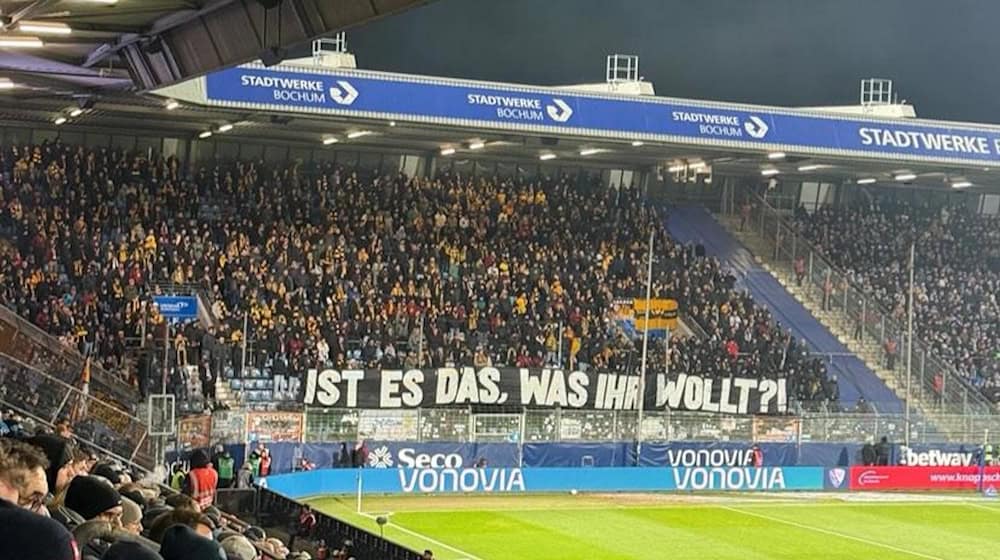 Auch die Fans der SGD beteiligen sich am 12 Minuten andauernden Schweigeprotest (Bild: VfL Bochum.zone)