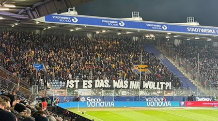 Auch die Fans der SGD beteiligen sich am 12 Minuten andauernden Schweigeprotest (Bild: VfL Bochum.zone)