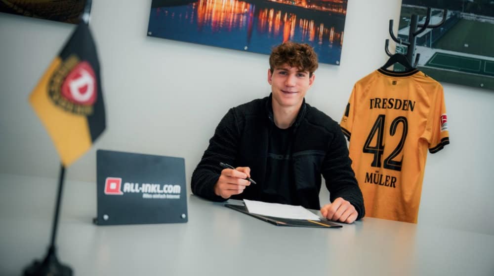 Friedrich Müller bei seiner Vertragsunterschrift am Samstag. Bildquelle: SG Dynamo Dresden