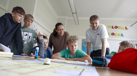 Schulleiterin Sabrina Hälschke und ein Student programmieren mit Schülern Ozobot-Minicomputer an der Richard-von-Schlieben-Oberschule in Zittau.