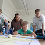 Schulleiterin Sabrina Hälschke und ein Student programmieren mit Schülern Ozobot-Minicomputer an der Richard-von-Schlieben-Oberschule in Zittau.
