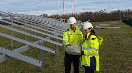 Phillip Stiebing von Goldbeck Solar und Projektleiterin der Sachsen-Energie Lisa Frey vor den ersten Modulträgern der neuen Solaranlage.  Foto: Sachsen-Energie