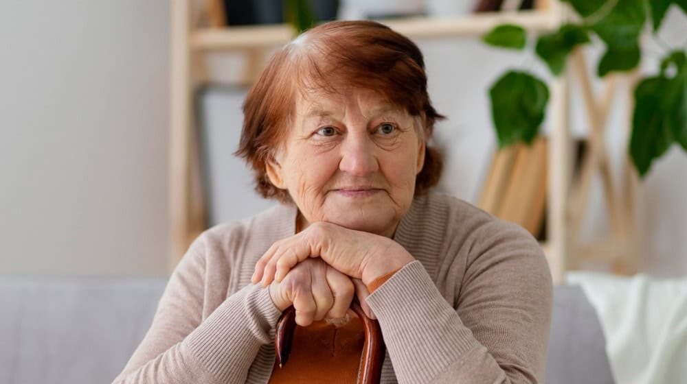 Dank 24-Stunden-Pflege kann sie weiter selbstbestimmt in ihrem Zuhause leben. / Foto: freepik.com