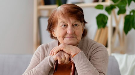Dank 24-Stunden-Pflege kann sie weiter selbstbestimmt in ihrem Zuhause leben. / Foto: freepik.com