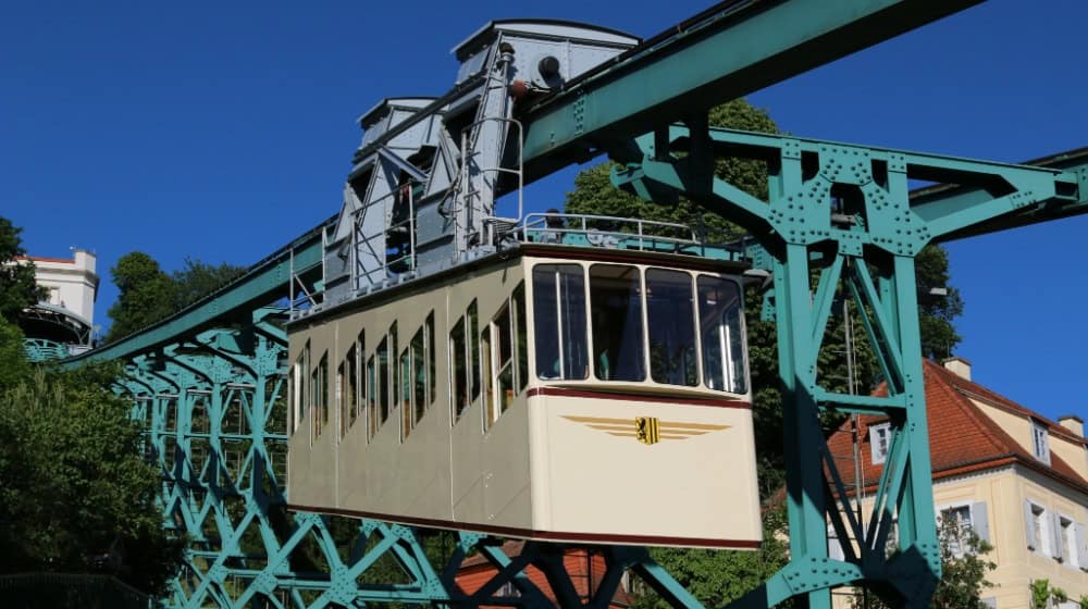 Die Schwebebahn im sommerlichen Betrieb. Foto: Dresdner Verkehrsbetriebe