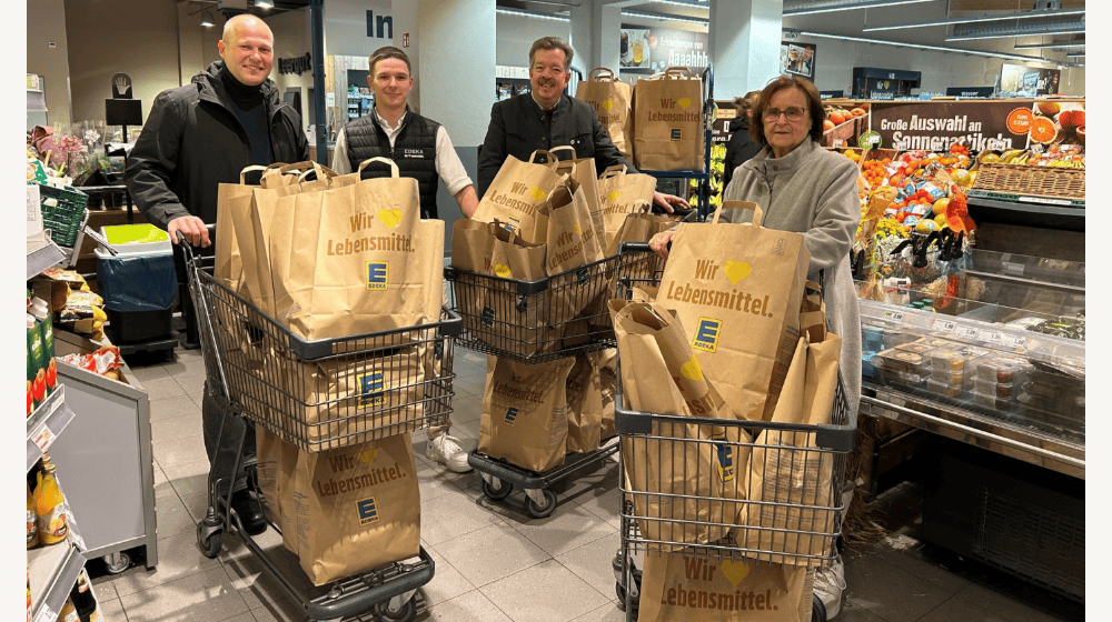 Mit den Lebensmitteltüten von Edeka: v.l.n.r. Henrik Simon, Oberbürgermeister von Torgau, Lucas Kentsch, Marktleiter bei Edeka, Stephan Trutschler, Landesvorsitzender des Tafel Sachsen e.V., und Helga Woy, Leiterin Tafel Torgau. Foto:meeco Communication Services GmbH 