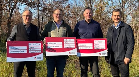 Enrico Münch (Bürgermeister Gröditz), Dr. Mirko Pollmer (Bürgermeister  Zeithain) und Rico Weser (Bürgermeister Wülknitz) freuen sich über die vom Kommunalmanager der SachsenEnergie, Alexander Schulze, übergebene Spende. Foto: PR   