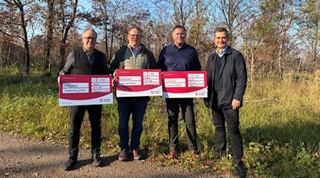 Spenden an drei Bürgermeister v.l.n.r.: Enrico Münch (Gröditz), Mirko Pollmer (Zeithain) und Rico Weser (Wülknitz). Foto: Sachsen-Energie