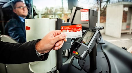 Bargeldlos im Bus: Geht schneller. Foto: VVO/Lars Neumann