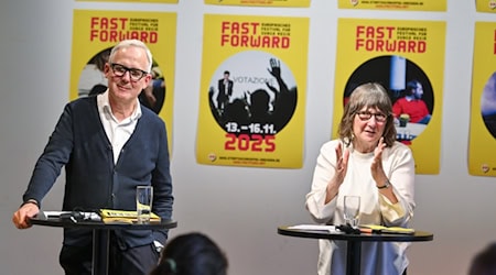 Stellten das FAST-FORWARD-Programm vor: Joachim Klement (Intendant Staatsschauspiel Dresden) und Charlotte Orti von Havranek (Kuratorin Fast Forward). Foto: Sebastian Hoppe