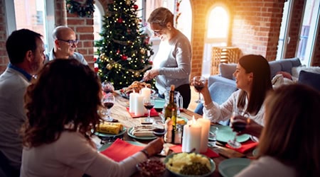 Festliches Familienessen mit traditionellen Wintergerichten / Foto: krakenimages.com