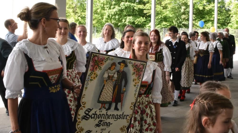 Er zählt zu den Höhepunkten des Sudetendeutschen Tages im Juni in Regensburg: Der Einzug der Fahnenabordnungen und Trachtengruppen. Foto: Sudetendeutsche Landsmannschaft