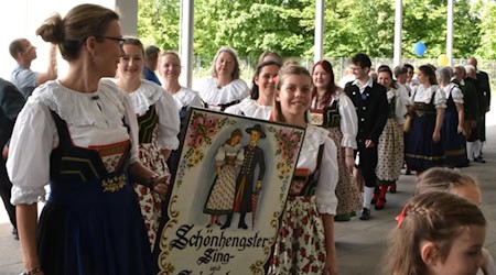 Er zählt zu den Höhepunkten des Sudetendeutschen Tages im Juni in Regensburg: Der Einzug der Fahnenabordnungen und Trachtengruppen. Foto: Sudetendeutsche Landsmannschaft