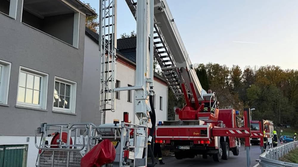Hubrettungsbühne in Zehren im Einsatz. Foto: Feuerwehr Niederlommatzsch Hubrettungsbühne in Zehren im Einsatz. Foto: Feuerwehr Niederlommatzsch