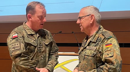 Zwei Oberste: Edward Chyła  (l.) und Michael H. Popielas in Dresden. Foto: Bundeswehr
