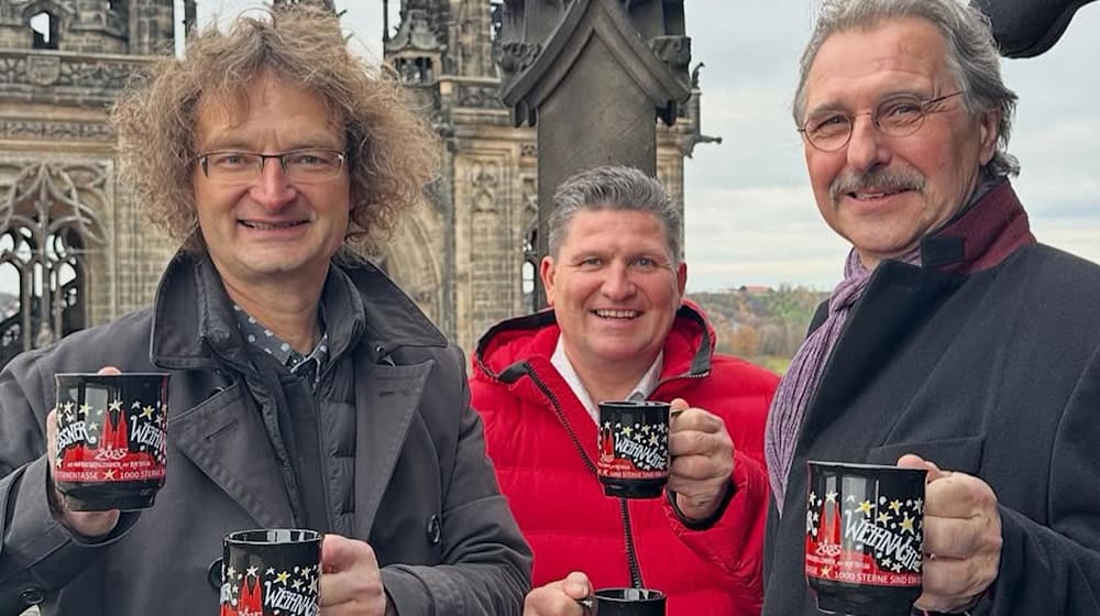 Drei mit Tasse vorm Meißner Dom: v.l.n.r. Künstler Kay Leonhardt, Gewerbevereinschef Uwe Reichel und Superintendent Andreas Beuchel. Foto: Gewerbeverein Meißen