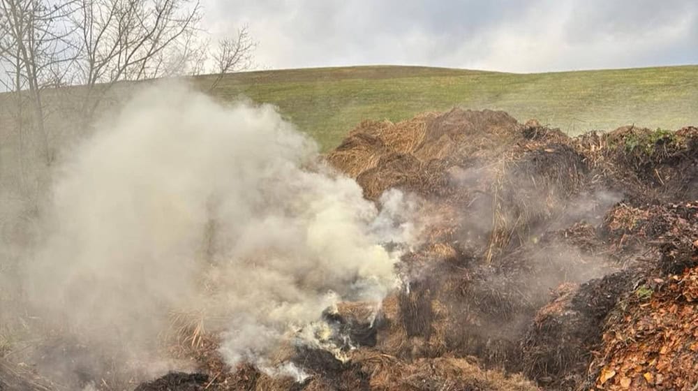 Brennender Grünschnitt auf der Deponie Gröditz. Foto: Feuerwehr Gröditz