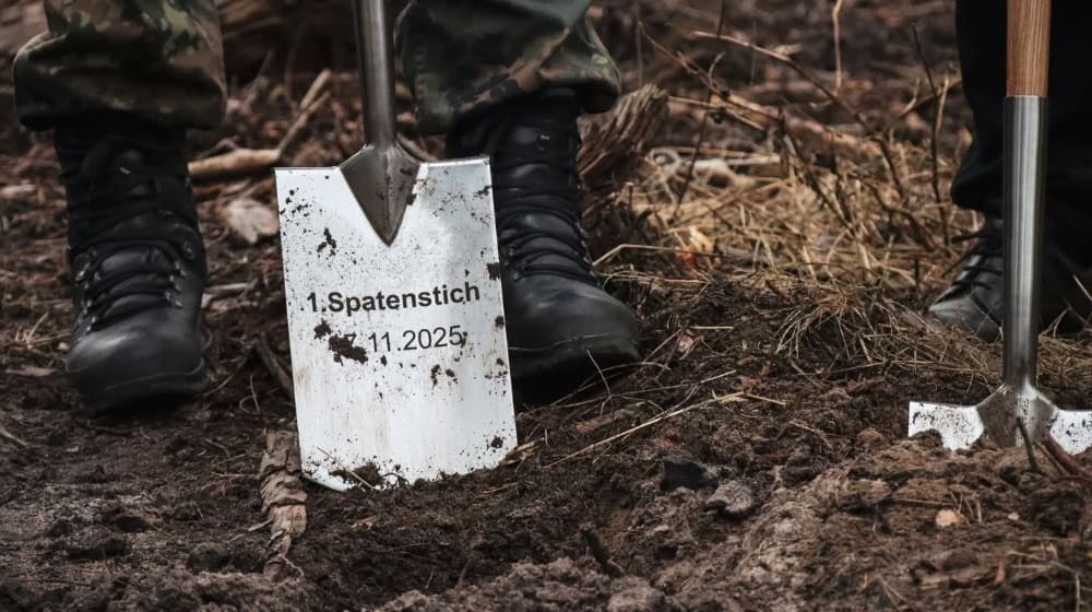 Der erste Spatenstich für die neue Panzerstraße. Foto: Bundeswehr/Stübner