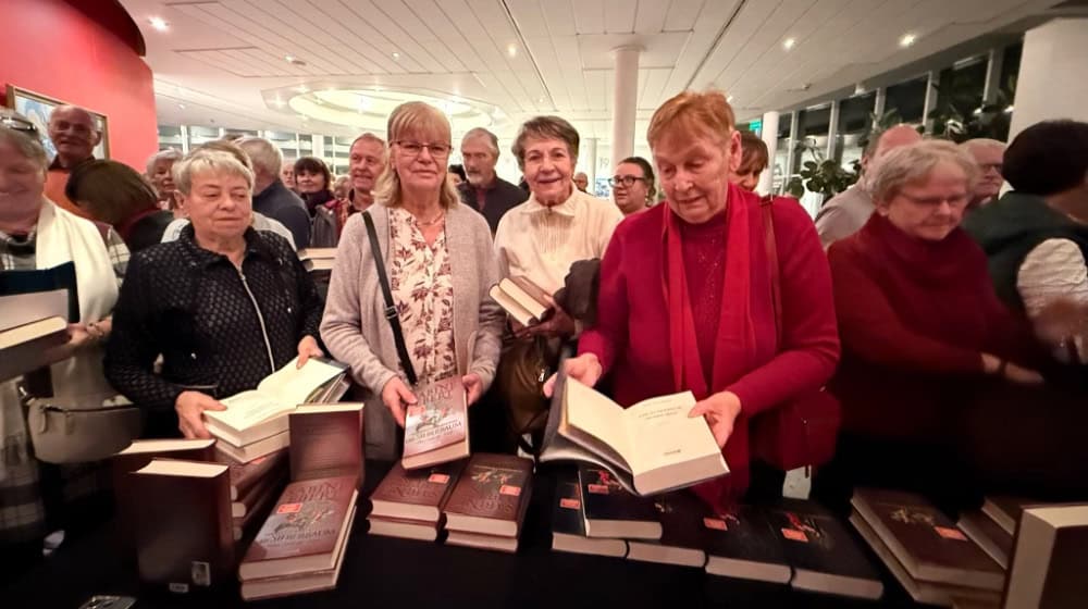 Schlangen am Signiertisch in Weinböhla. Foto: Ebert
