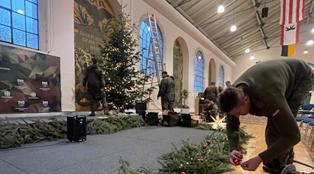 Letzte Handgriffe vorm Adventskonzert. Foto: Bundeswehr/Stübner