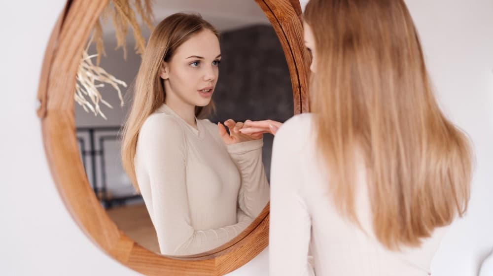 Der Blick in den Spiegel wird für viele Mädchen zum kritischen Moment – das eigene Körperbild steht oft unter dem Einfluss äußerer Erwartungen. / Foto: kroshka_nastya auf freepik.com