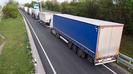 Dokelž na městnach pobrachuje, parkuje tójšto Lkw-jow na přijězdźe k awtodróhowemu wotpočnišću Drježdźanskich wrotow juh při awtodróze 4. (archiwny wobraz) / Foto: Sebastian Kahnert/dpa