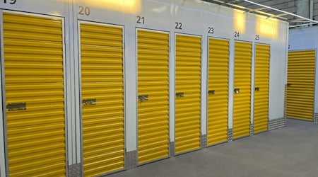 Moderne Selfstorage-Anlage – sichere, saubere und rund um die Uhr zugängliche Lagerräume für jeden Bedarf. / Foto: Aga Adamek auf unsplash.com