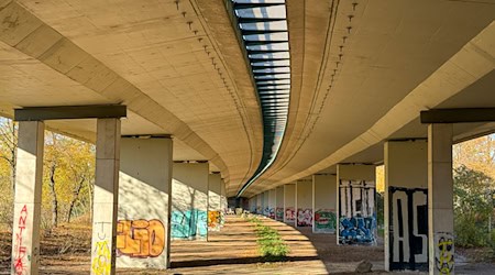 Bei der Agra-Brücke im Süden von Leipzig wurden gravierende Schäden im Spannstahl festgestellt. (Archivbild) / Foto: Jan Woitas/dpa