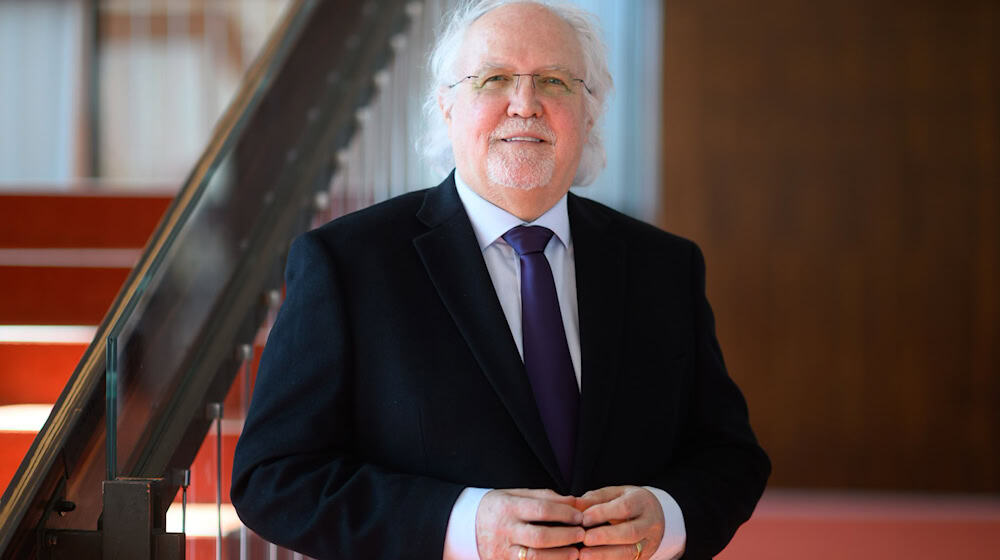 Conductor Sir Donald Runnicles has his official inaugural concert as chief conductor of the Dresden Philharmonic Orchestra on Saturday. (Archive photo) / Photo: Robert Michael/dpa