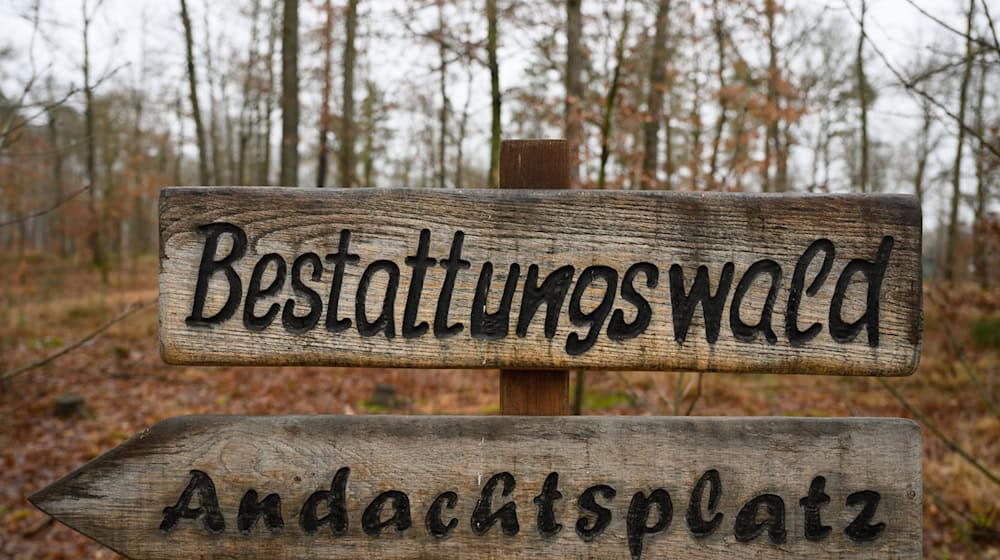 Saxony's burial law is soon to be reformed, according to the Ministry of Social Affairs. (Archive image) / Photo: Robert Michael/dpa-Zentralbild/dpa