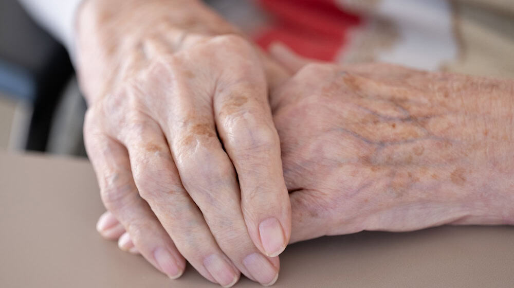 The number of people in need of care in Saxony is growing rapidly, but the number of trainees for specialist nursing professions has also risen significantly this year. (Symbolic image) / Photo: Sebastian Kahnert/dpa