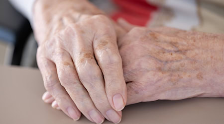 Die Zahl der Pflegebedürftigen in Sachsen wächst rasant, aber auch die Ausbildungszahlen für Pflegefachberufe sind in diesem Jahr deutlich gestiegen. (Symbolbild) / Foto: Sebastian Kahnert/dpa