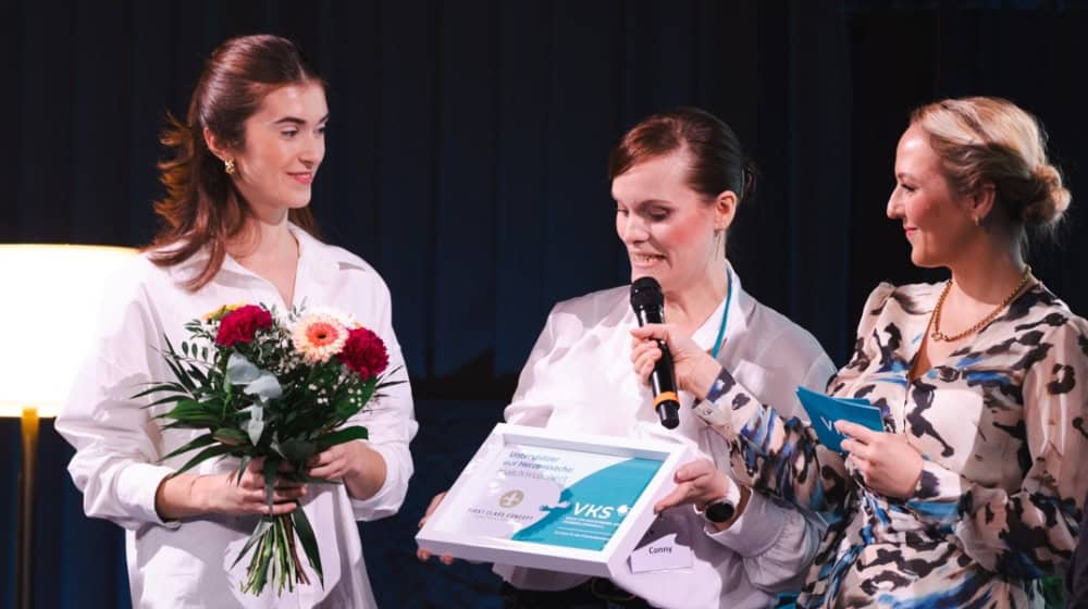 Projektleiterin Miriam Proschmann nimmt von Conny Berger (VKS) und Moderatorin Henriette Fee Grützner ein Dankeschön entgegen. (v.l.) Fotografin: Franziska Kestel